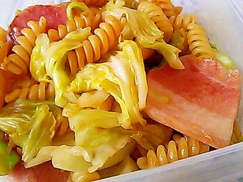 キャベツとベーコンのバターにんにくしょうゆパスタ